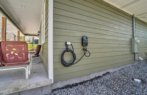 Modern Retreat with Deck Walk to White River! - Foto 27