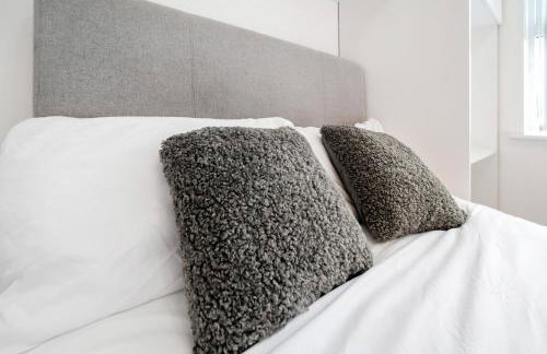 5 Min to Heathrow & Uxbridge Station with Parking - Photo 10