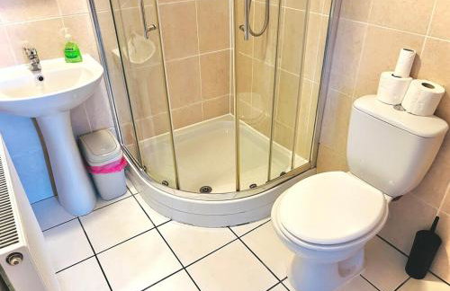 Lovely 4-bed home sleeps 8 Nr Bolton Stadium & M61 - Photo 27