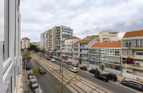 Almada Lisbon em frente dos transportes públicos - Foto 19