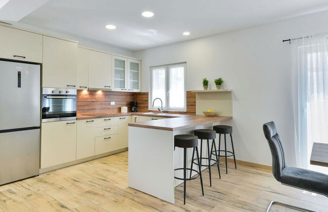 With Pool, Jacuzzi and Sauna - Photo 8