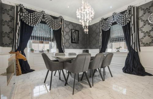 6BR House with Butler, Sauna & Hot Tub in Glasgow - Photo 16