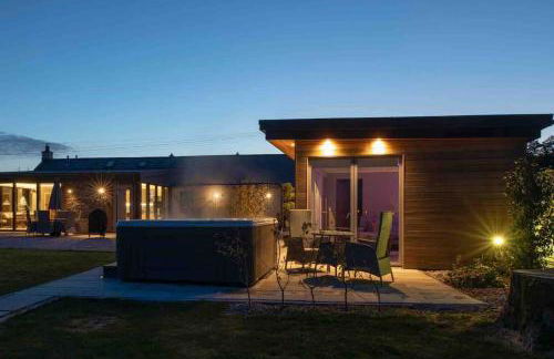 Amazing Cottage & detached Annex sleeps 8, Extra Deep Hot tub, Super Fast wifi, New for 2024 is the addition of Wood Fired Sauna - Foto 1