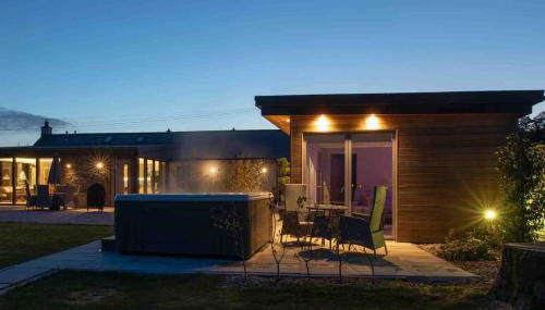 Amazing Cottage & detached Annex sleeps 8, Extra Deep Hot tub, Super Fast wifi, New for 2024 is the addition of Wood Fired Sauna - Foto 1