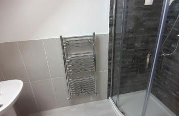 Hawksworth House in Chelmsley Wood, Birmingham near Solihull, near the NEC, HS2, JLR, Bear Grylls Centre, Resorts World and Birmingham airport, with a garage and free parking, great for families and contractors - Foto 8