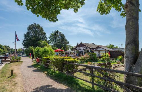 #30 Cozy & Stylish Studio Retreat - Near Odds Farm Park - Sleeps 2 - Perfect for business travelers and Couples - Free parking - Foto 15