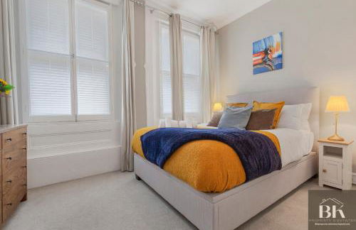 LUXURY Victorian Flat 2 bed 2 bath Flat Sleeps 4 to 7 - Photo 3