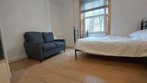 Newly refurbished studio - Photo 2