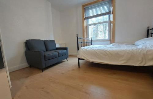 Newly refurbished studio - Photo 2