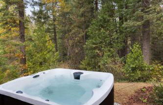 Saltwater Hot Tub, Forest Retreat, Minutes to Town - Foto 4