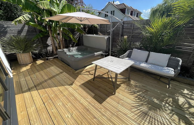 Maygrove Retreat - Sleeps 2 - Jacuzzi - Parking - Photo 17