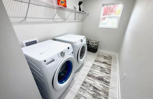 Modern Farmhouse Retreat in Urbandale - Foto 14