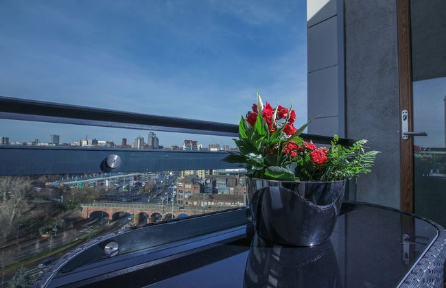 Central Leeds Penthouse - Photo 21