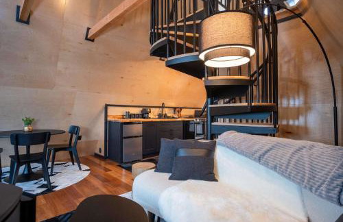 Designer A-Frame Treehouse with hot tub on river - Foto 10