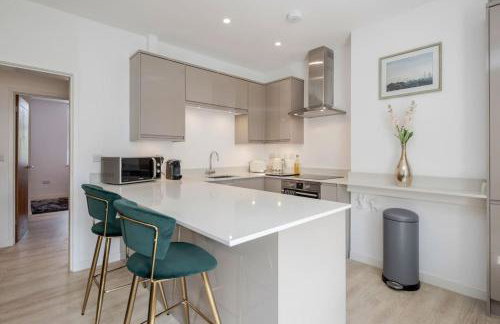 Elegant Epsom Modern Apartment - Photo 18