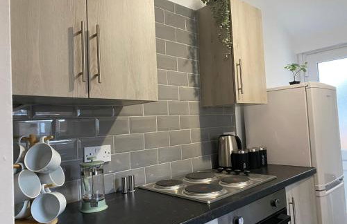 Overhill 3 bedroom flat 5 beds, free parking, ideal for Contractors - Foto 11