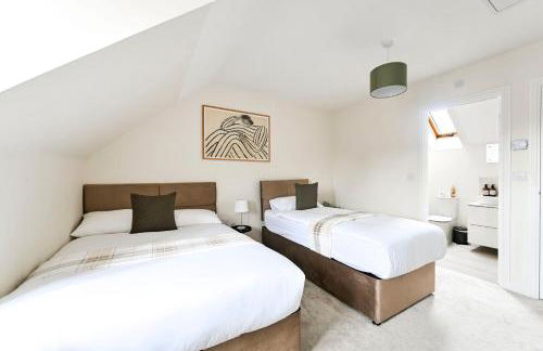 Swan's Place - Large 4bed home, Sleeps 9, Parking x2 & Games room - Foto 9