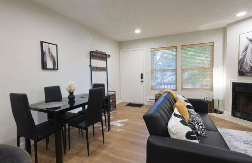 Luxuriously Contemporary Condo - Photo 50