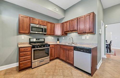 St Louis Tower Grove Two-Story Townhome Perfect for Groups Side B - Photo 7