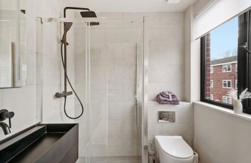 Deluxe 5 Bed House in London - Pool Table - Foto 18