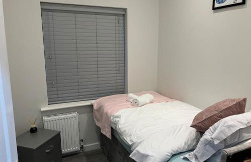 3 Bedroom home, with 4 beds, parking, walk to station & town centre families and business visitors welcome - Foto 35