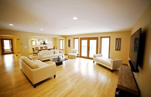 Stately Luxury Vacation Rental with a Private Hot Tub near Brown County State Park, Indiana - Foto 15