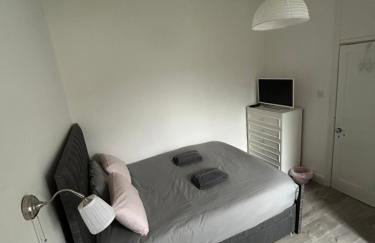 Bright bedroom with king side bed and share bathroom - Foto 10