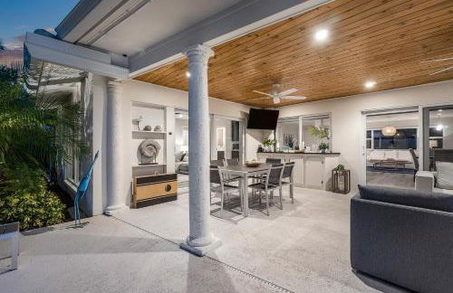 Seven Palms Waterfront- Private Dock, Heated Pool & Lanai -Walk to beach! by Maven Vacation Rentals - Foto 51