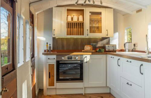 The Railway Carriage - Photo 7