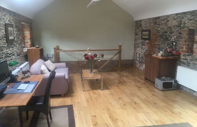 Period Coachhouse on organic farm - Photo 5