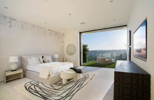 Ultra-Luxurious BH Estate with Pool, Theatre, Views - Foto 44