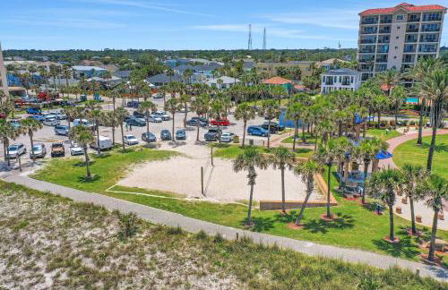 Renovated condo with ocean views, pool, & beach access - Foto 21