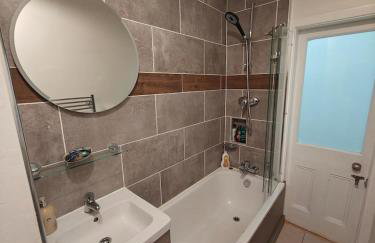 Charming City Flat for Couples & Families - Foto 22