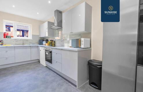 L1 - INVOICE and REDUCED PRICE only via SUNRISE SHORT LETS DUNDEE, Large 4 Bedroom House with 6 Beds and 3 bathrooms, TVs in each room, Free Parking, Fully Equipped, Local Amenities, Easy Ring Road Access, Special Rates and ONLY 9 Mins to STANNERGATE Port - Foto 18