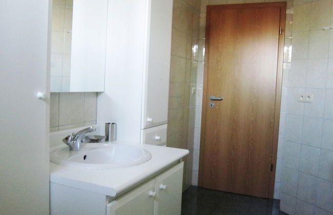 Combine City & Countryside in Well Kept House With Many Games, Next to a Farm - Foto 17