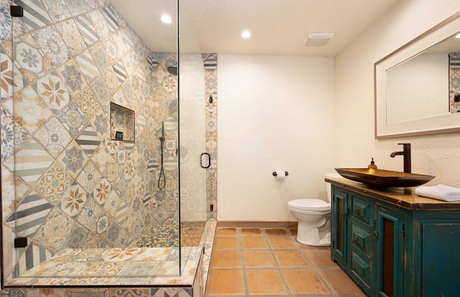 Starlight Estate by Avantstay 26 People! Architectual Mansion w/ Pool, Tennis Court, Game Room - Photo 16