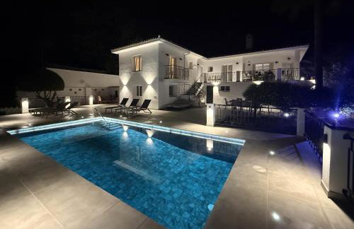 Villa with private pool & outdoor kitchen - Photo 8