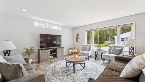 Spacious 3BR Lakefront Cottage with Stunning Views - Foto 2