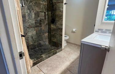 Beachfront 1 Bedroom Condo with Private Beach, Pool, Hot Tub - Foto 4