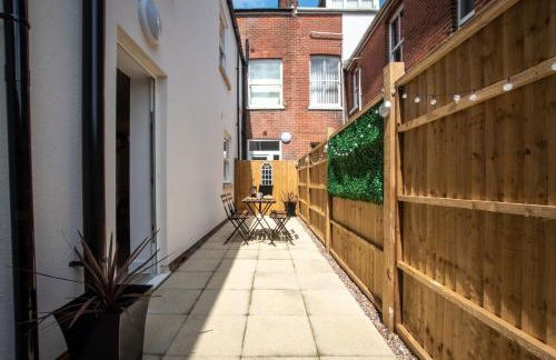 Welcome - BUSINESS or PLEASURE! Southampton 'City Vibes' # Stylish Apartment with Outdoor Courtyard! 1-4 Guests BOOK YOUR CITY BREAK or PRE-CRUISE STAY! CLOSE TO MAYFLOWER THEATRE, UNIVERSITIES, CRUISE TERMINALS, HOSPITALS & SHOPS! - Photo 29
