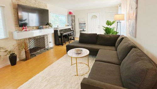 Brea Mall romantic two-bedroom house - Photo 2