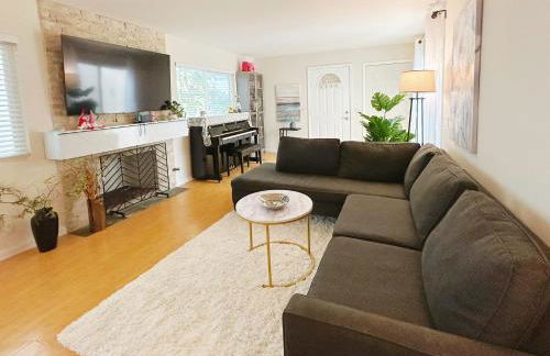 Brea Mall romantic two-bedroom house - Photo 2