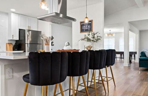 Spacious 6 Bed House near Airport, Pet-Friendly, Close to AFB - Photo 13