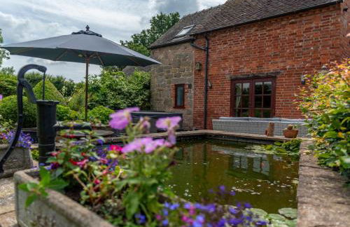 The Owl House with swimming pool and private hot tub - Foto 34