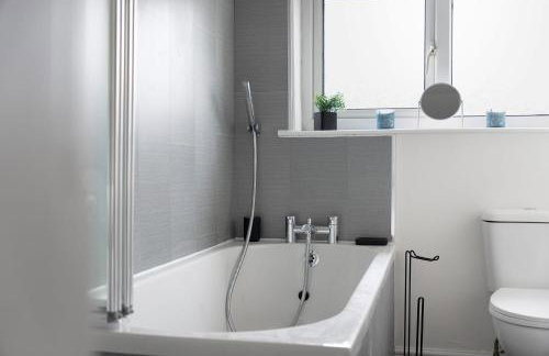 Chic Retreat Coastal Town Sleeps 4 - Foto 16