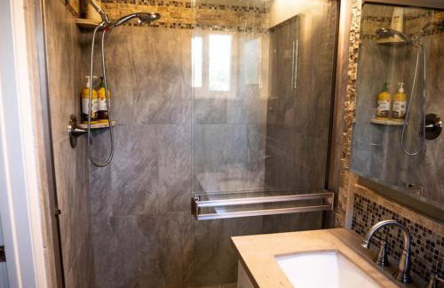 Pool! Quite, Private, remodeled home on the hill - Foto 30