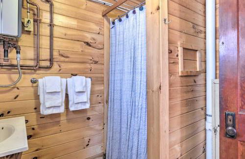 8 Mi to Saddleback Ski Area Cabin with Fire Pit - Foto 17