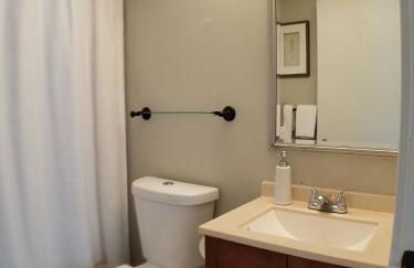 Bright Front Facing Unit - Private Front Farmers Porch - Foto 14