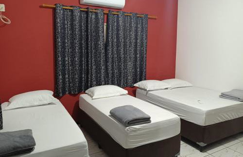 Casa grande, ar em todos os quartos, cabe 3 carros - Foto 2