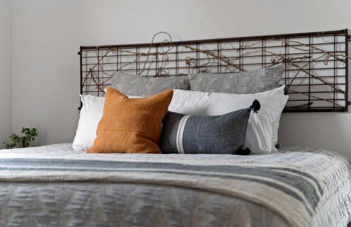 Bus Stop Sally in Historic Walker's Point MKE - Foto 23